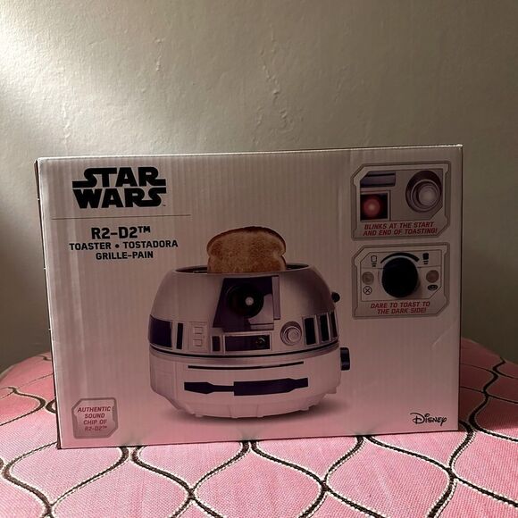 Uncanny Brands Star Wars R2D2 Deluxe Toaster - Lights-Up and  🆕 Uncanny Brands Star Wars R2D2 Deluxe Toaster Lights Up w/ Sounds